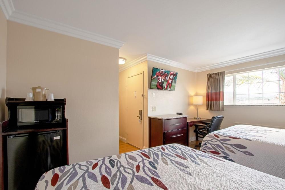 Red Roof Inn & Suites Monterey